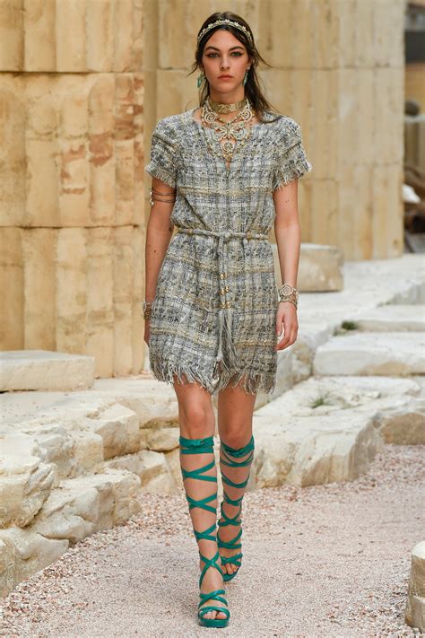 chanel resort 2018 vogue|Chanel resort fashion show.